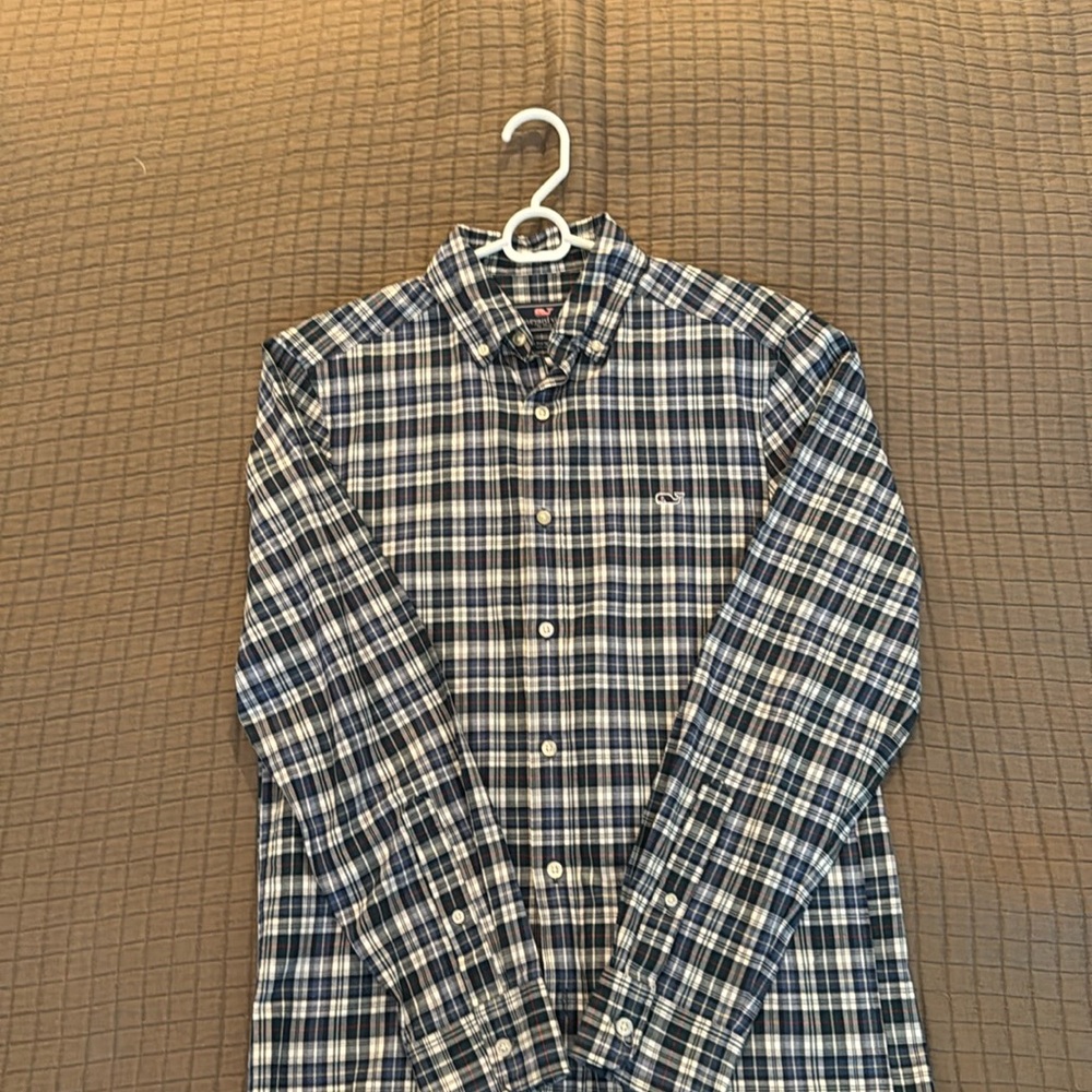 Vineyard Vines men’s button up shirt